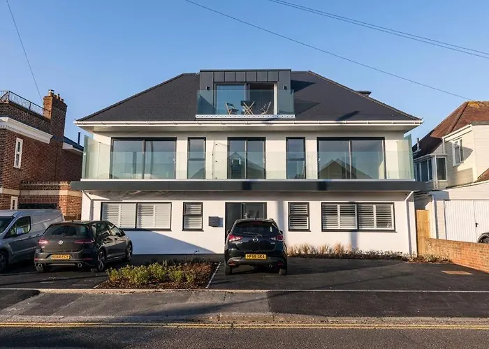 The Penthouse By Bournecoast - A Stylish Coastal Penthouse With A Balcony, Sea Views And Parking - Just 10 Minutes Walk To The Sandy Beaches - Fm8407